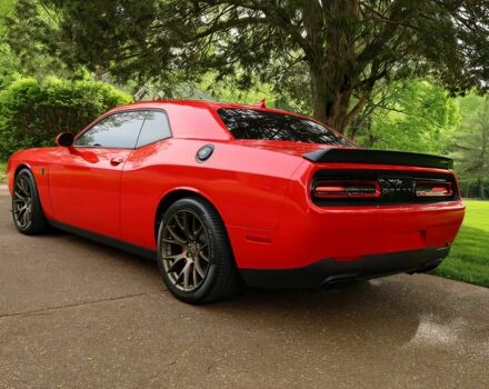 Червоний Додж Challenger, об'ємом двигуна 6.2 л та пробігом 63 тис. км за 10000 $, фото 4 на Automoto.ua