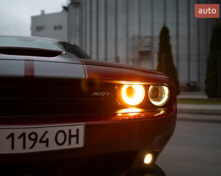 Красный Додж Челенджер, объемом двигателя 6.42 л и пробегом 76 тыс. км за 37000 $, фото 2 на Automoto.ua