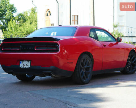 Красный Додж Челенджер, объемом двигателя 5.65 л и пробегом 32 тыс. км за 23900 $, фото 3 на Automoto.ua