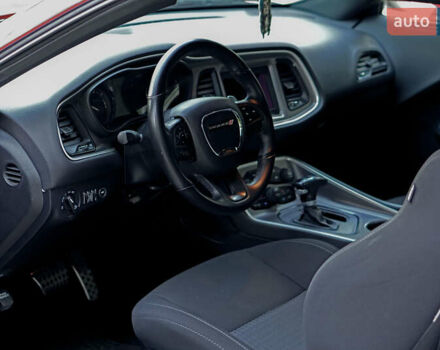 Красный Додж Челенджер, объемом двигателя 5.65 л и пробегом 32 тыс. км за 23900 $, фото 6 на Automoto.ua