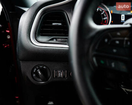 Красный Додж Челенджер, объемом двигателя 3.6 л и пробегом 8 тыс. км за 19999 $, фото 17 на Automoto.ua