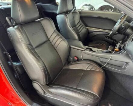 Красный Додж Челенджер, объемом двигателя 6.2 л и пробегом 41 тыс. км за 11200 $, фото 9 на Automoto.ua