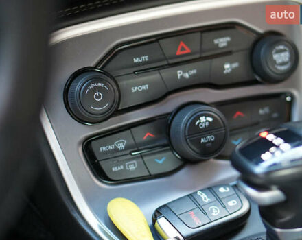 Красный Додж Челенджер, объемом двигателя 5.65 л и пробегом 32 тыс. км за 23900 $, фото 13 на Automoto.ua