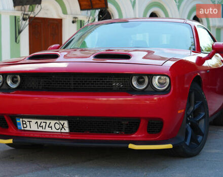 Красный Додж Челенджер, объемом двигателя 5.65 л и пробегом 32 тыс. км за 23900 $, фото 1 на Automoto.ua