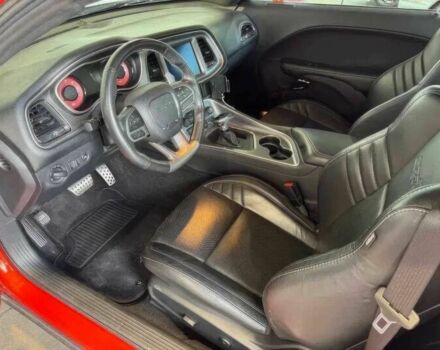 Красный Додж Челенджер, объемом двигателя 6.2 л и пробегом 41 тыс. км за 11200 $, фото 8 на Automoto.ua