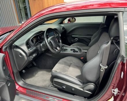 Красный Додж Челенджер, объемом двигателя 6.4 л и пробегом 66 тыс. км за 39000 $, фото 7 на Automoto.ua