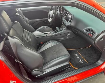 Красный Додж Челенджер, объемом двигателя 6.2 л и пробегом 44 тыс. км за 16800 $, фото 11 на Automoto.ua