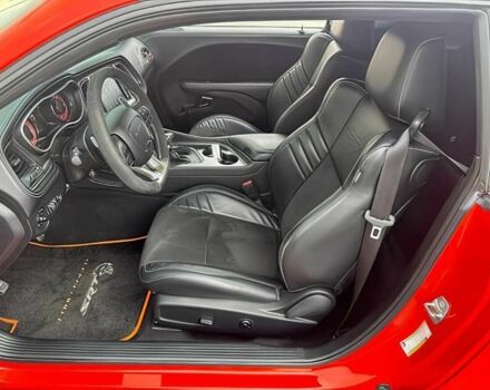 Красный Додж Челенджер, объемом двигателя 6.2 л и пробегом 44 тыс. км за 16800 $, фото 8 на Automoto.ua