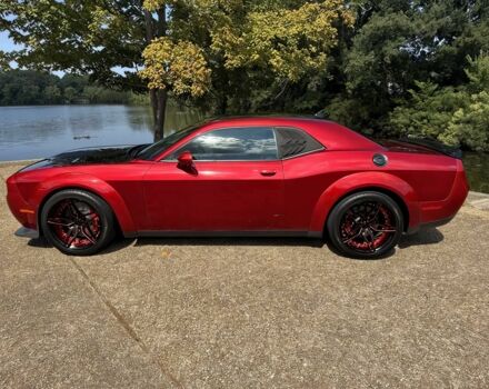 Красный Додж Челенджер, объемом двигателя 6.4 л и пробегом 45 тыс. км за 13000 $, фото 3 на Automoto.ua