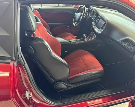 Красный Додж Челенджер, объемом двигателя 6.4 л и пробегом 45 тыс. км за 13000 $, фото 10 на Automoto.ua