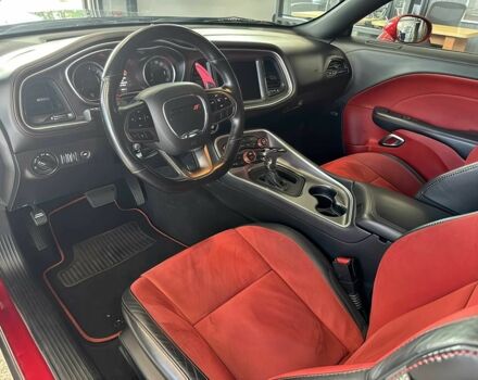 Красный Додж Челенджер, объемом двигателя 6.4 л и пробегом 45 тыс. км за 13000 $, фото 9 на Automoto.ua