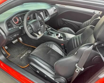 Красный Додж Челенджер, объемом двигателя 6.2 л и пробегом 44 тыс. км за 16800 $, фото 9 на Automoto.ua