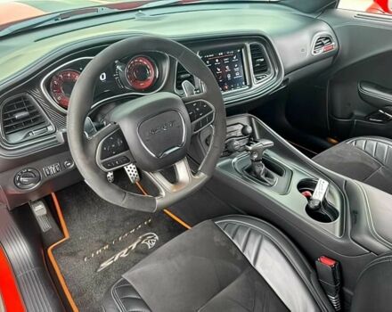 Красный Додж Челенджер, объемом двигателя 6.2 л и пробегом 44 тыс. км за 16800 $, фото 10 на Automoto.ua