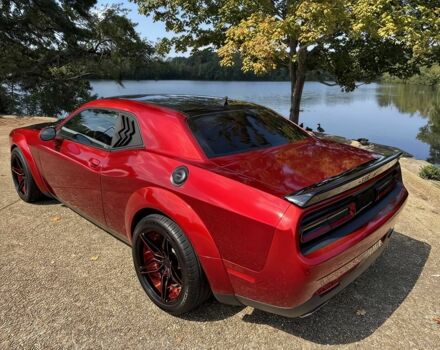 Красный Додж Челенджер, объемом двигателя 6.4 л и пробегом 45 тыс. км за 13000 $, фото 6 на Automoto.ua