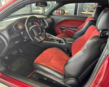 Красный Додж Челенджер, объемом двигателя 6.4 л и пробегом 45 тыс. км за 13000 $, фото 8 на Automoto.ua