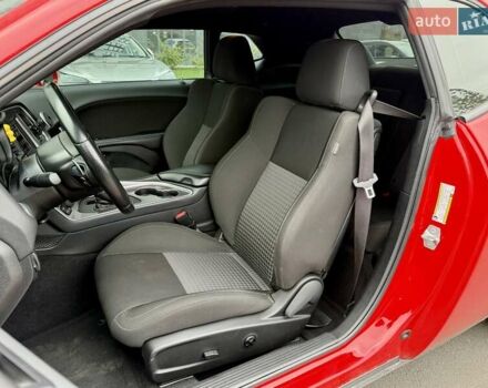 Червоний Додж Challenger, об'ємом двигуна 5.65 л та пробігом 56 тис. км за 28500 $, фото 7 на Automoto.ua