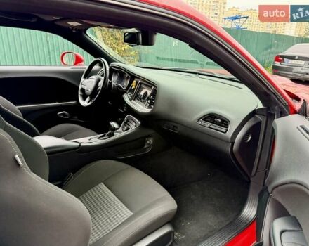 Червоний Додж Challenger, об'ємом двигуна 5.65 л та пробігом 56 тис. км за 28500 $, фото 11 на Automoto.ua