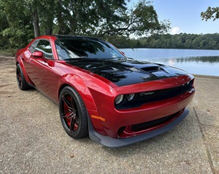Красный Додж Челенджер, объемом двигателя 6.4 л и пробегом 45 тыс. км за 13000 $, фото 1 на Automoto.ua