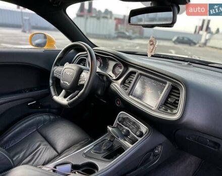 Желтый Додж Челенджер, объемом двигателя 6.17 л и пробегом 33 тыс. км за 45000 $, фото 35 на Automoto.ua