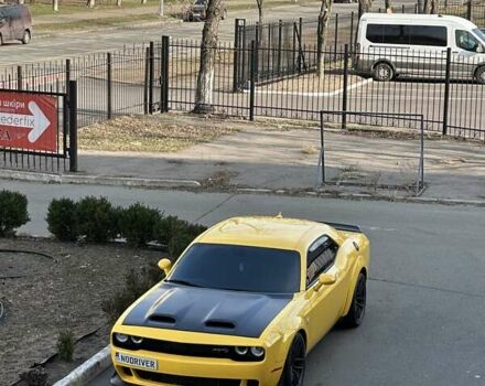 Желтый Додж Челенджер, объемом двигателя 6.17 л и пробегом 33 тыс. км за 45000 $, фото 5 на Automoto.ua