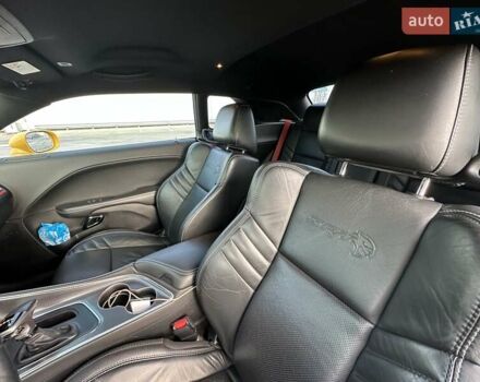 Желтый Додж Челенджер, объемом двигателя 6.17 л и пробегом 33 тыс. км за 45000 $, фото 32 на Automoto.ua