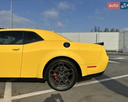 Желтый Додж Челенджер, объемом двигателя 6.17 л и пробегом 33 тыс. км за 45000 $, фото 17 на Automoto.ua