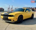 Желтый Додж Челенджер, объемом двигателя 6.4 л и пробегом 57 тыс. км за 69000 $, фото 1 на Automoto.ua