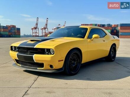 Желтый Додж Челенджер, объемом двигателя 6.4 л и пробегом 57 тыс. км за 69000 $, фото 1 на Automoto.ua
