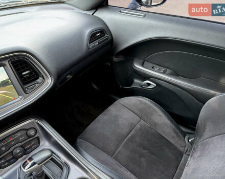 Серый Додж Челенджер, объемом двигателя 6.41 л и пробегом 108 тыс. км за 26500 $, фото 23 на Automoto.ua