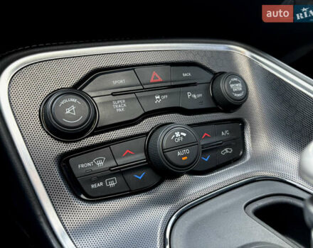 Серый Додж Челенджер, объемом двигателя 6.41 л и пробегом 108 тыс. км за 26500 $, фото 20 на Automoto.ua