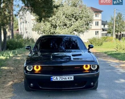 Серый Додж Челенджер, объемом двигателя 3.6 л и пробегом 211 тыс. км за 15800 $, фото 2 на Automoto.ua