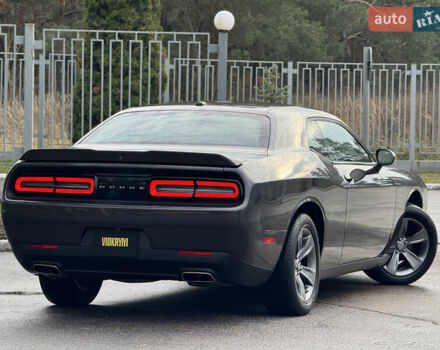 Серый Додж Челенджер, объемом двигателя 3.6 л и пробегом 137 тыс. км за 18500 $, фото 24 на Automoto.ua