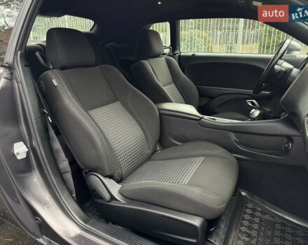 Серый Додж Челенджер, объемом двигателя 3.6 л и пробегом 137 тыс. км за 18500 $, фото 39 на Automoto.ua