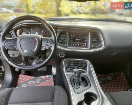 Серый Додж Челенджер, объемом двигателя 3.6 л и пробегом 125 тыс. км за 17999 $, фото 21 на Automoto.ua