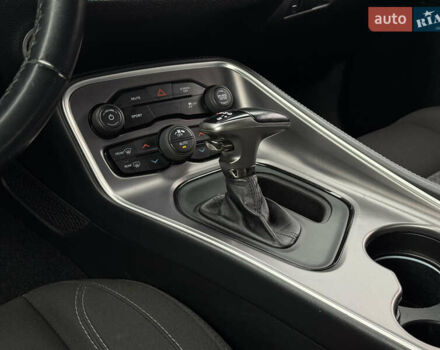 Серый Додж Челенджер, объемом двигателя 3.6 л и пробегом 137 тыс. км за 18500 $, фото 35 на Automoto.ua