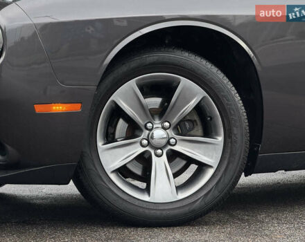 Серый Додж Челенджер, объемом двигателя 3.6 л и пробегом 137 тыс. км за 18500 $, фото 4 на Automoto.ua