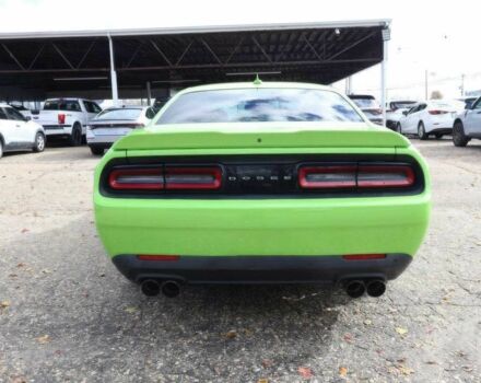 Зеленый Додж Челенджер, объемом двигателя 6.4 л и пробегом 77 тыс. км за 7800 $, фото 4 на Automoto.ua