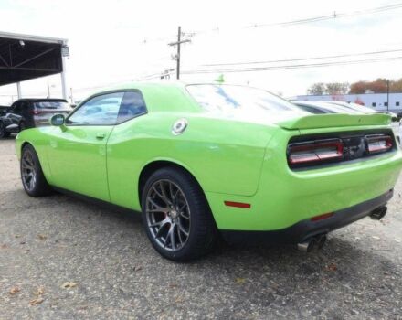 Зеленый Додж Челенджер, объемом двигателя 6.4 л и пробегом 77 тыс. км за 7800 $, фото 3 на Automoto.ua