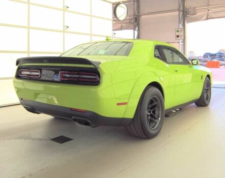Зеленый Додж Челенджер, объемом двигателя 6.2 л и пробегом 2 тыс. км за 13200 $, фото 3 на Automoto.ua