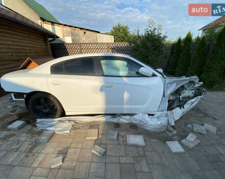 Белый Додж Чарджер, объемом двигателя 3.6 л и пробегом 150 тыс. км за 2500 $, фото 8 на Automoto.ua