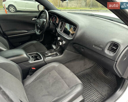 Белый Додж Чарджер, объемом двигателя 3.6 л и пробегом 185 тыс. км за 16800 $, фото 32 на Automoto.ua