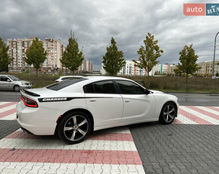 Белый Додж Чарджер, объемом двигателя 3.6 л и пробегом 185 тыс. км за 16800 $, фото 10 на Automoto.ua