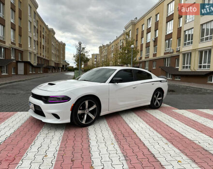 Белый Додж Чарджер, объемом двигателя 3.6 л и пробегом 185 тыс. км за 16800 $, фото 1 на Automoto.ua