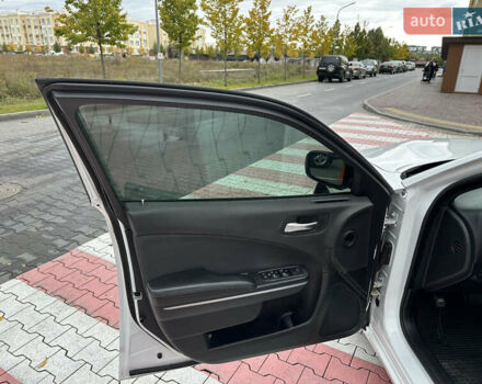 Белый Додж Чарджер, объемом двигателя 3.6 л и пробегом 185 тыс. км за 17400 $, фото 20 на Automoto.ua