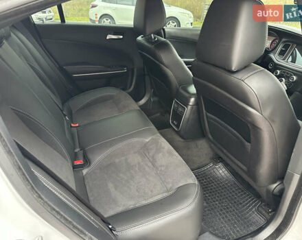 Белый Додж Чарджер, объемом двигателя 3.6 л и пробегом 185 тыс. км за 16800 $, фото 30 на Automoto.ua