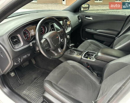 Белый Додж Чарджер, объемом двигателя 3.6 л и пробегом 185 тыс. км за 16800 $, фото 23 на Automoto.ua