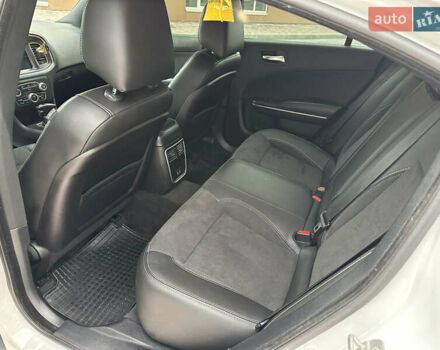 Белый Додж Чарджер, объемом двигателя 3.6 л и пробегом 185 тыс. км за 16800 $, фото 28 на Automoto.ua