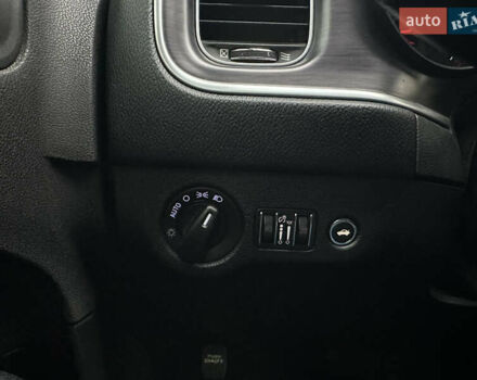 Белый Додж Чарджер, объемом двигателя 3.6 л и пробегом 185 тыс. км за 16800 $, фото 46 на Automoto.ua