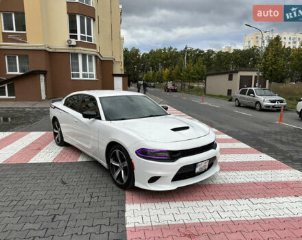 Белый Додж Чарджер, объемом двигателя 3.6 л и пробегом 185 тыс. км за 16800 $, фото 1 на Automoto.ua