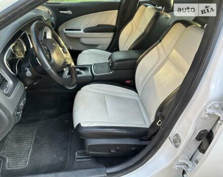 Белый Додж Чарджер, объемом двигателя 3.6 л и пробегом 95 тыс. км за 23000 $, фото 13 на Automoto.ua